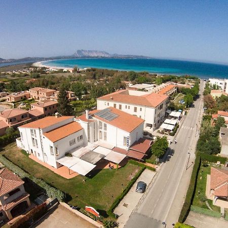 Hotel Al Faro Spiaggia La Cinta Santeodoro Сан Теодоро Екстериор снимка