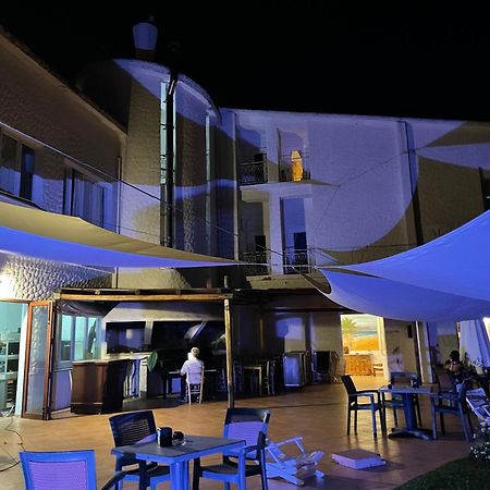 Hotel Al Faro Spiaggia La Cinta Santeodoro Сан Теодоро Екстериор снимка