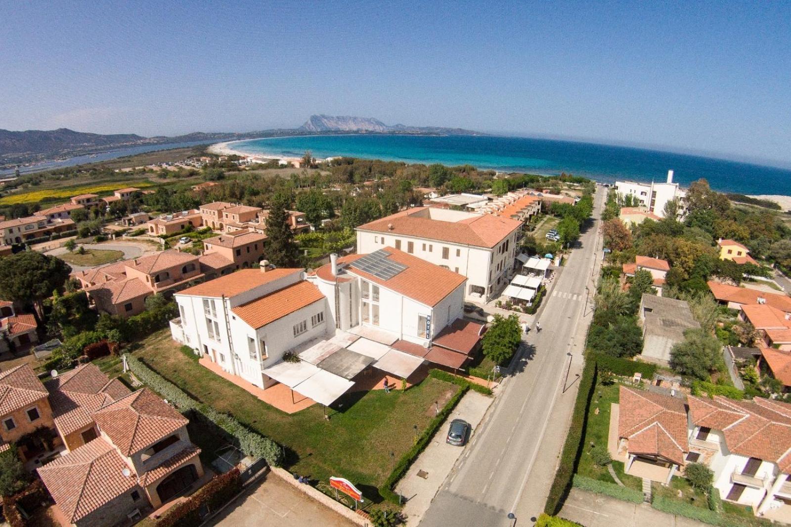 Hotel Al Faro Spiaggia La Cinta Santeodoro Сан Теодоро Екстериор снимка