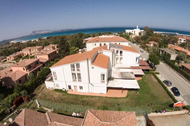 Hotel Al Faro Spiaggia La Cinta Santeodoro Сан Теодоро Екстериор снимка